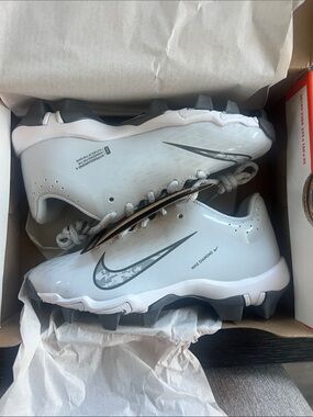 Nike White Gray Baseball Cleats - Diamond Turf Swoosh